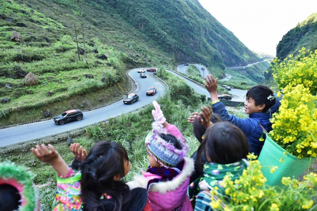 Chấp thuận cho đoàn xe nước ngoài du lịch xuyên Việt - Ảnh 1. Chấp thuận cho đoàn xe nước ngoài du lịch xuyên Việt - Ảnh 1.