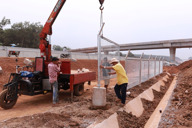 Khẩn trương hoàn thành các hạng mục ATGT trên cao tốc Phan Thiết - Dầu Giây - Ảnh 1.