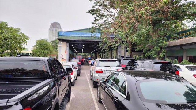 Bộ trưởng Nguyễn Văn Thắng chỉ đạo giải tỏa ùn tắc đăng kiểm - Ảnh 1.