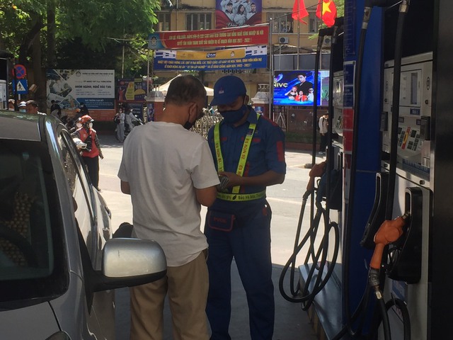 Giá xăng giảm mạnh về mức thấp nhất từ đầu năm đến nay

 - Ảnh 1.