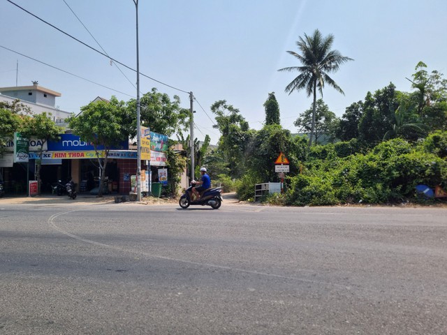 Vướng một hộ dân, tuyến đường chiến lược nối QL1 với đường ven biển có nguy cơ "vỡ" tiến độ - Ảnh 6.
