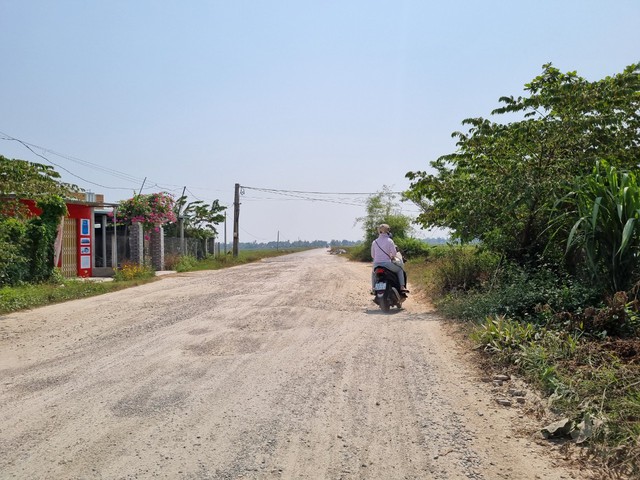 Vướng một hộ dân, tuyến đường chiến lược nối QL1 với đường ven biển có nguy cơ "vỡ" tiến độ - Ảnh 2.