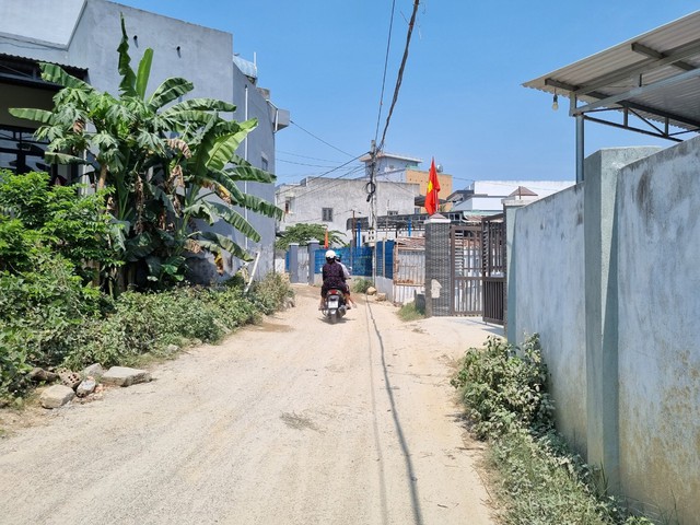 Vướng một hộ dân, tuyến đường chiến lược nối QL1 với đường ven biển có nguy cơ "vỡ" tiến độ - Ảnh 1.