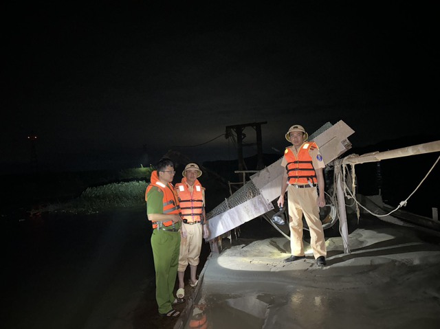 Bắc Giang truy bắt trong đêm tàu hút cát trái phép trên sông Lục Nam - Ảnh 1.