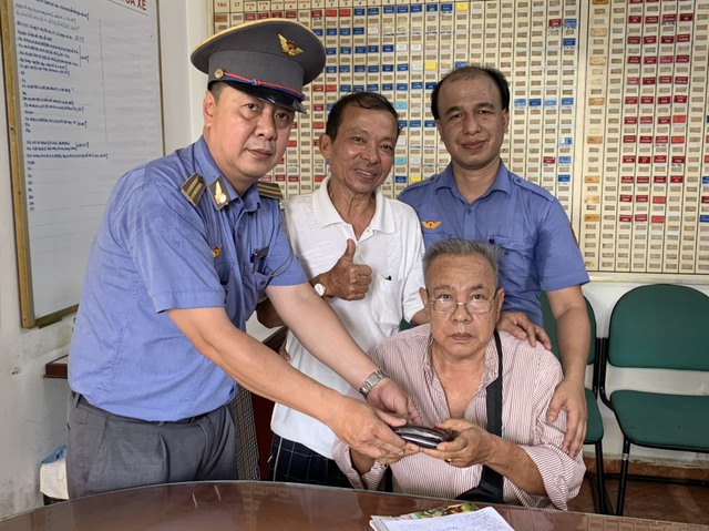 Tổ tàu SE3 trả lại hành khách tài sản và nhiều giấy tờ quan trọng - Ảnh 1. Tổ tàu SE3 trả lại hành khách tài sản và nhiều giấy tờ quan trọng - Ảnh 1.