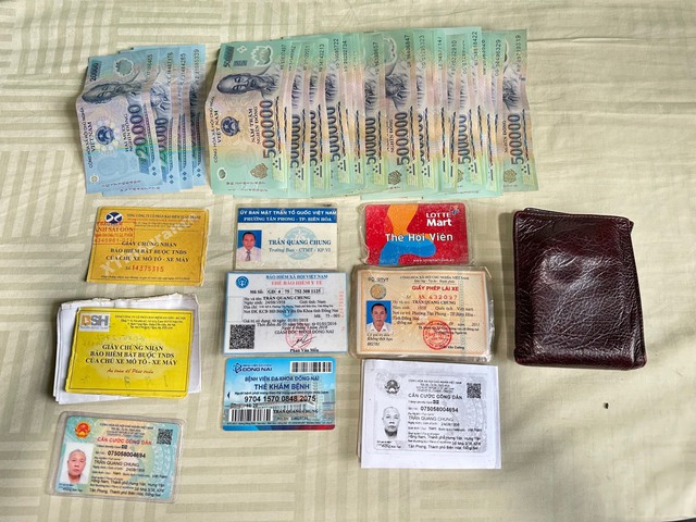 Tổ tàu SE3 trả lại hành khách tài sản và nhiều giấy tờ quan trọng - Ảnh 2. Tổ tàu SE3 trả lại hành khách tài sản và nhiều giấy tờ quan trọng - Ảnh 2.