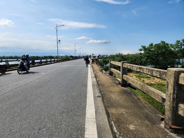 Lan can bảo vệ cầu Câu Lâu cũ ở Quảng Nam bất ngờ đứt gãy gây mất ATGT - Ảnh 4. Lan can bảo vệ cầu Câu Lâu cũ ở Quảng Nam bất ngờ đứt gãy gây mất ATGT - Ảnh 4.