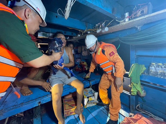 Trắng đêm cứu thuyền viên bị máy xay đá nghiền nát bàn tay, mất nhiều máu
- Ảnh 1. Trắng đêm cứu thuyền viên bị máy xay đá nghiền nát bàn tay, mất nhiều máu
- Ảnh 1.