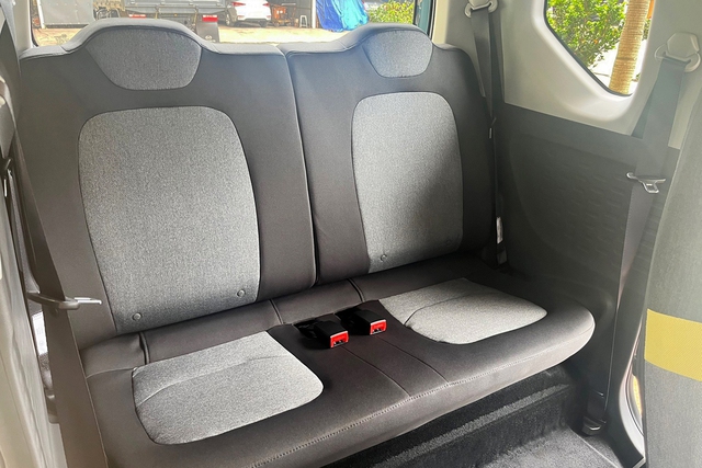 Hàng ghế sau của HongGuang MiniEV bọc nỉ 2 tông màu.