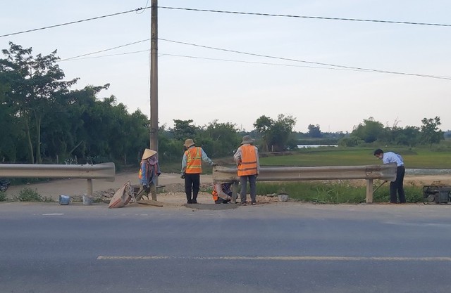 Ngang nhiên "xé rào" tại điểm đấu nối trái phép trên QL1 ở Quảng Ngãi - Ảnh 2.