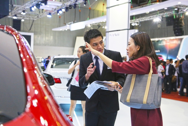 Các doanh nghiệp ô tô vẫn đang mòn mỏi đợi chờ quyết định hỗ trợ lệ phí trước bạ. Các doanh nghiệp ô tô vẫn đang mòn mỏi đợi chờ quyết định hỗ trợ lệ phí trước bạ