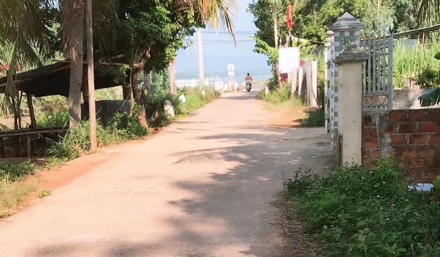 Xe máy lao vào tường rào sau bất cẩn của bé gái 4 tuổi, 3 người tử vong - Ảnh 1.