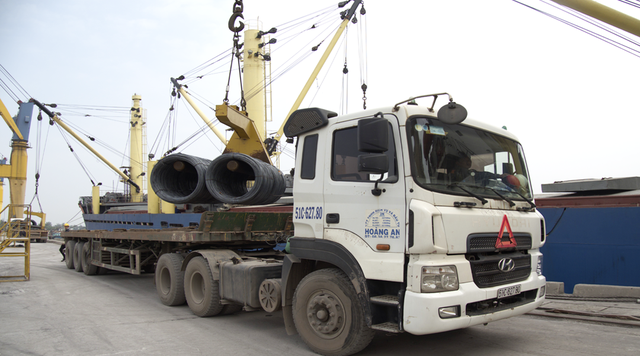 Mở cao điểm xử lý xe ô tô vi phạm về xếp dỡ hàng hóa - Ảnh 3. Mở cao điểm xử lý xe ô tô vi phạm về xếp dỡ hàng hóa - Ảnh 3.