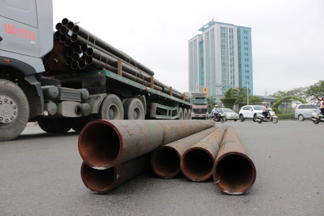 Mở cao điểm xử lý xe ô tô vi phạm về xếp dỡ hàng hóa - Ảnh 1. Mở cao điểm xử lý xe ô tô vi phạm về xếp dỡ hàng hóa - Ảnh 1.