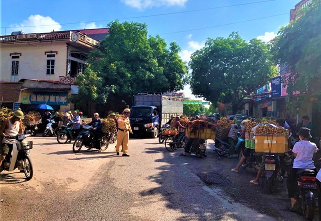 Bắc Giang sẵn sàng bảo đảm trật tự ATGT cho vụ thu hoạch vải thiều sớm - Ảnh 2. Bắc Giang sẵn sàng bảo đảm trật tự ATGT cho vụ thu hoạch vải thiều sớm - Ảnh 2.