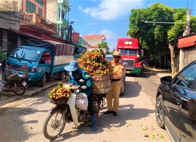 Bắc Giang sẵn sàng bảo đảm trật tự ATGT cho vụ thu hoạch vải thiều sớm - Ảnh 3. Bắc Giang sẵn sàng bảo đảm trật tự ATGT cho vụ thu hoạch vải thiều sớm - Ảnh 3.