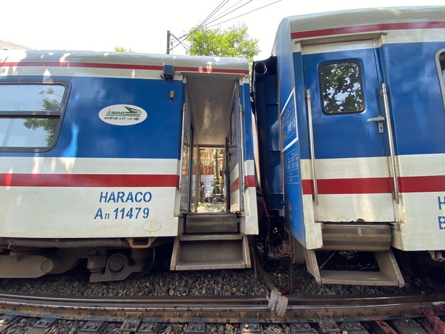 Tàu SE1 trật đường ray ở Huế khiến nhiều hành khách hoảng loạn - Ảnh 4.