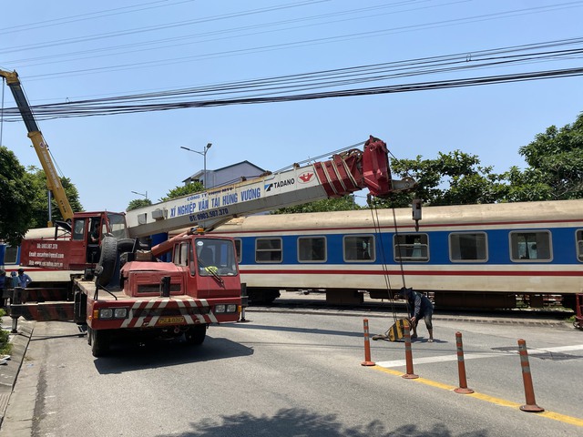 Tàu SE1 trật đường ray ở Huế khiến nhiều hành khách hoảng loạn - Ảnh 2.