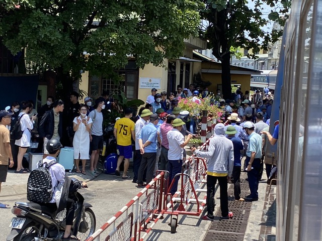 Tàu SE1 trật đường ray ở Huế khiến nhiều hành khách hoảng loạn - Ảnh 6.