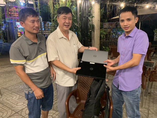 Tổ tàu SE4 trả lại hành khách thất lạc 2 máy tính laptop - Ảnh 1.