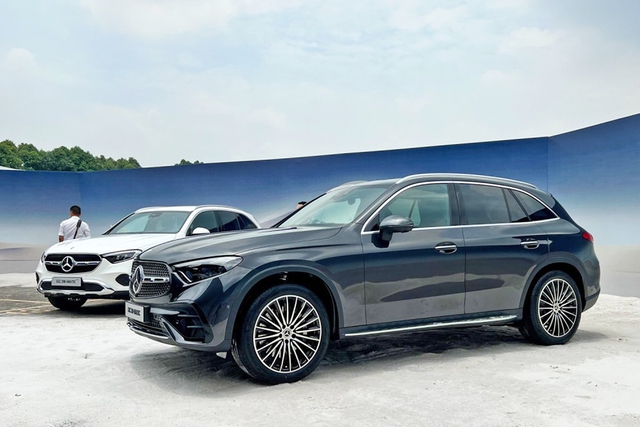 Cả hai phiên bản Mercedes GLC 2023 tại thị trường Việt Nam đều trang bị hộp số tự động 9 cấp 9G-Tronic và hệ dẫn động 4 bánh toàn thời gian 4Matic.
