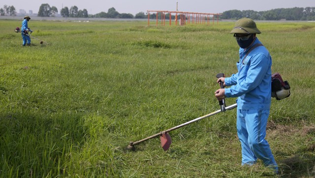 Chùm ảnh: Người lao động làm việc trên đường băng sân bay với nền nhiệt hơn 60 độ C   - Ảnh 4.
