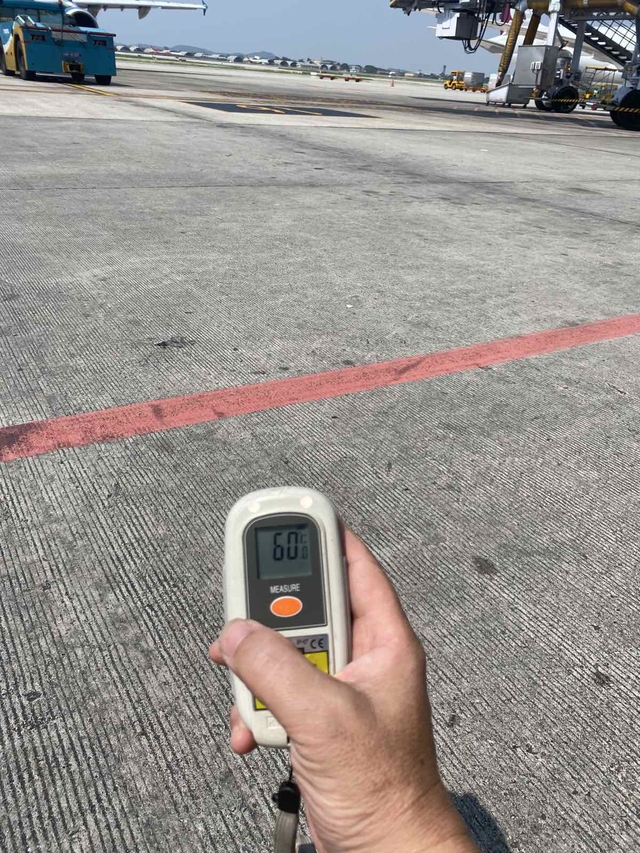 Chùm ảnh: Người lao động làm việc trên đường băng sân bay với nền nhiệt hơn 60 độ C   - Ảnh 3.