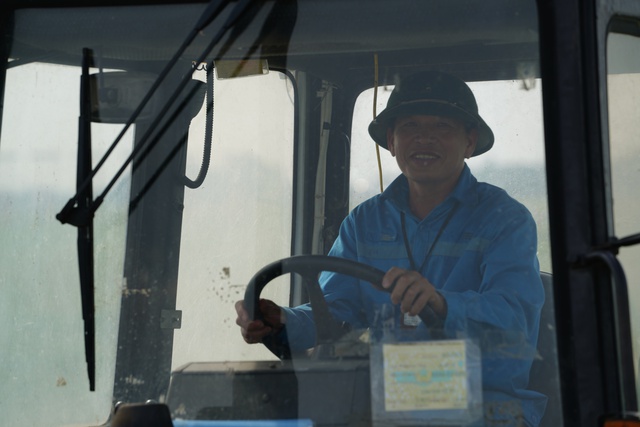 Chùm ảnh: Người lao động làm việc trên đường băng sân bay với nền nhiệt hơn 60 độ C   - Ảnh 6.