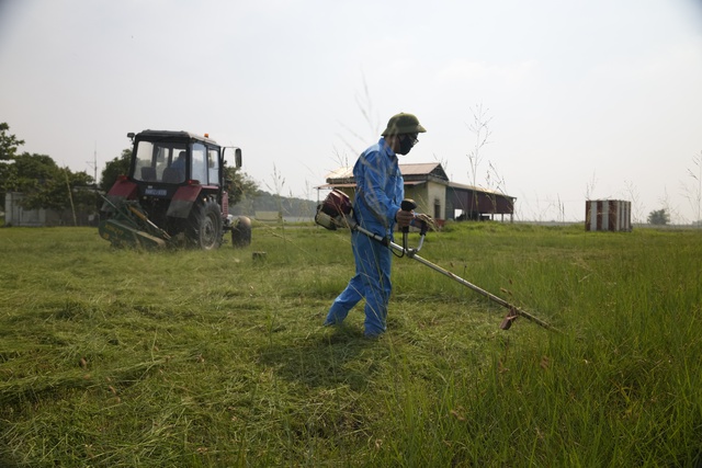 Chùm ảnh: Người lao động làm việc trên đường băng sân bay với nền nhiệt hơn 60 độ C   - Ảnh 7.