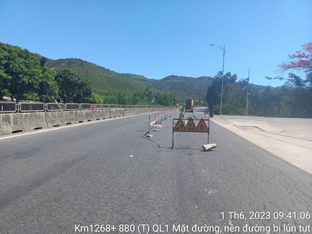 Xuất hiện hố sụt lớn trên QL1 qua Phú Yên, đơn vị chức năng đang xử lý, đảm bảo giao thông - Ảnh 1.