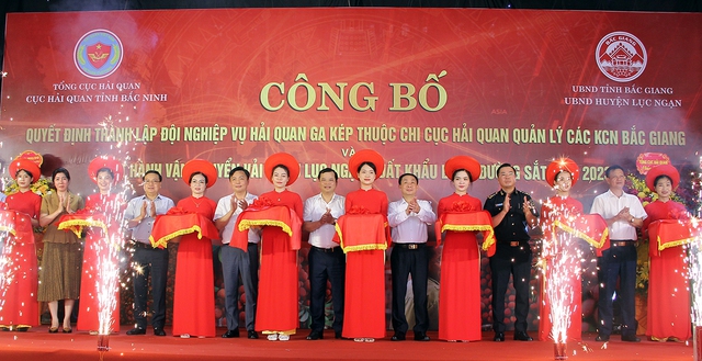 Bắc Giang xuất khẩu 56 tấn vải thiều qua Ga đường sắt liên vận quốc tế Kép - Ảnh 1. Bắc Giang xuất khẩu 56 tấn vải thiều qua Ga đường sắt liên vận quốc tế Kép - Ảnh 1.