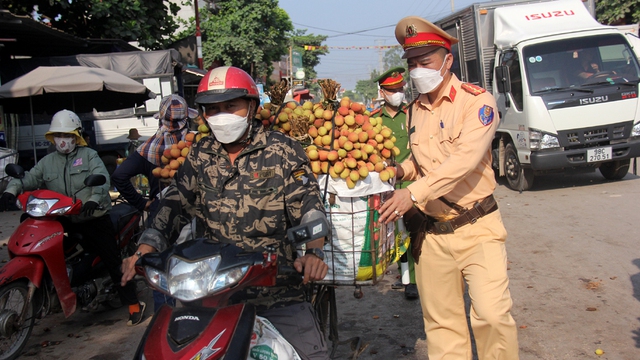 Bắc Giang triển khai lực lượng bảo đảm trật tự ATGT mùa vải thiều - Ảnh 7.