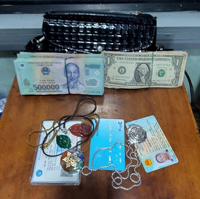 Tổ tàu SE 12 trao trả lại số tài sản “khủng” - Ảnh 1.