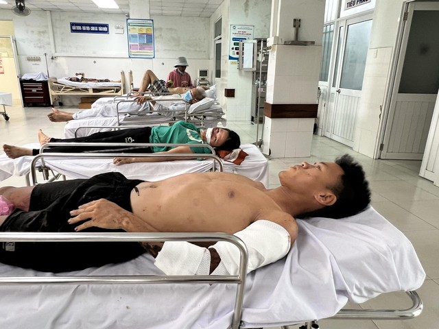 Xe chở đội bóng đá trẻ Quảng Nam gặp TNGT: Nhiều người đánh lái tránh xe lao xuống vực - Ảnh 1. Xe chở đội bóng đá trẻ Quảng Nam gặp TNGT: Nhiều người đánh lái tránh xe lao xuống vực - Ảnh 1.