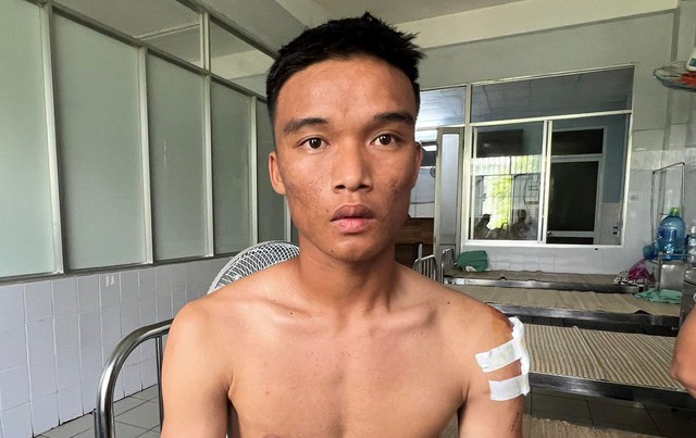 Xe chở đội bóng đá trẻ Quảng Nam gặp TNGT: Nhiều người đánh lái tránh xe lao xuống vực - Ảnh 2. Xe chở đội bóng đá trẻ Quảng Nam gặp TNGT: Nhiều người đánh lái tránh xe lao xuống vực - Ảnh 2.