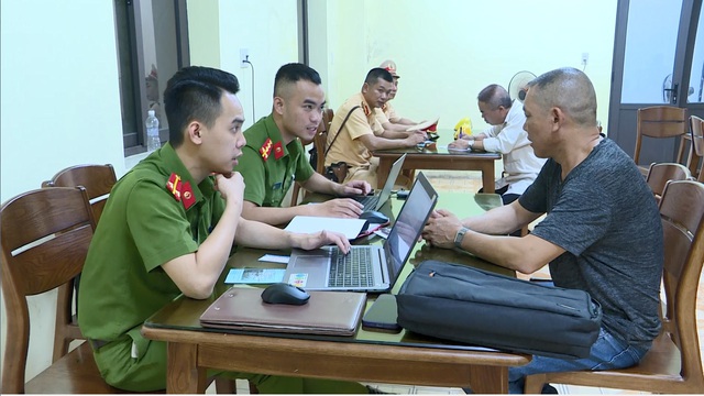 Công an Quảng Ninh khởi tố lái xe "taxi dù" chống người thi hành công vụ - Ảnh 1.
