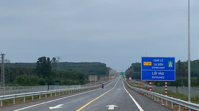 Khẩn trương đánh giá phương án tổ chức giao thông khai thác tạm thời cao tốc Cam Lộ - La Sơn - Ảnh 1.