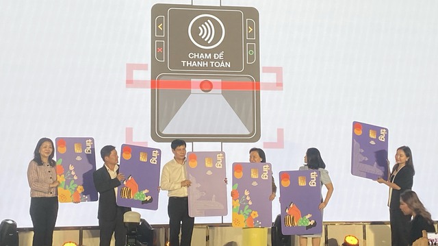 TP.HCM người dân đi xe buýt không cần tiền mặt - Ảnh 1.