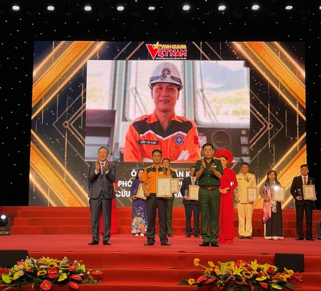 Tôn vinh Thuyền phó tàu tìm kiếm cứu nạn có "Hành động dũng cảm đặc biệt trên biển"   - Ảnh 1.