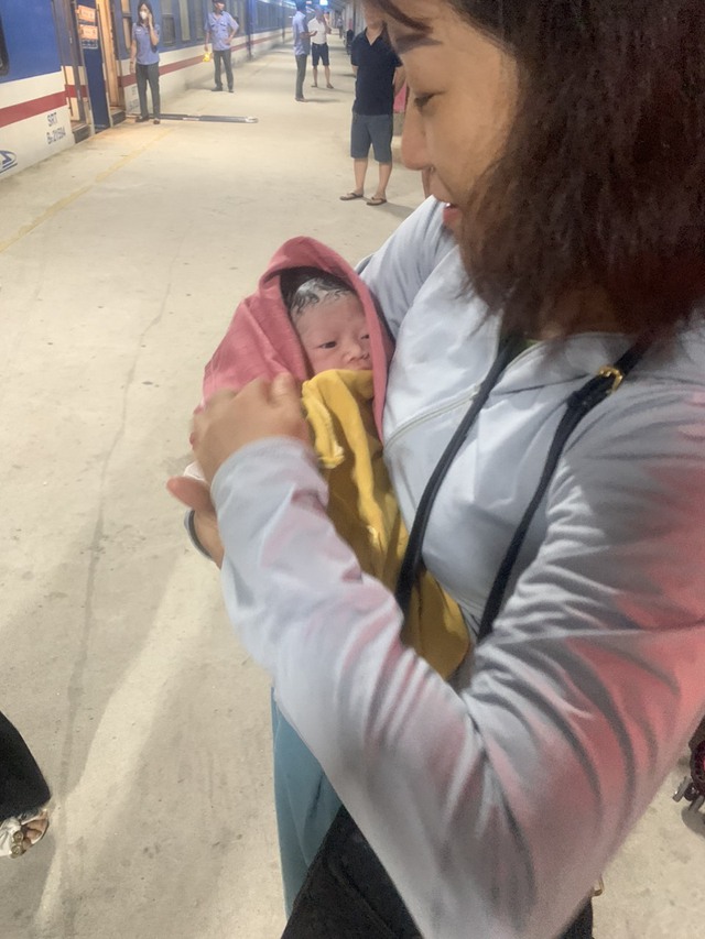 Một ca sinh nở “mẹ tròn con vuông” trên tàu SE4 - Ảnh 2.