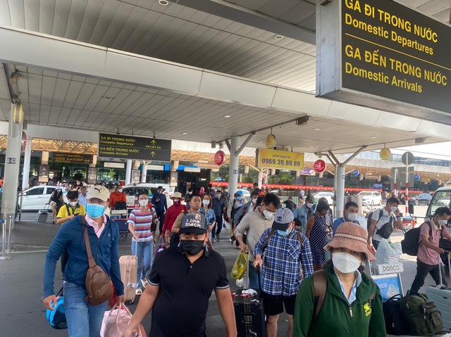 Sân bay Tân Sơn Nhất dự kiến đón hơn 23 triệu lượt khách dịp cao điểm hè - Ảnh 1.