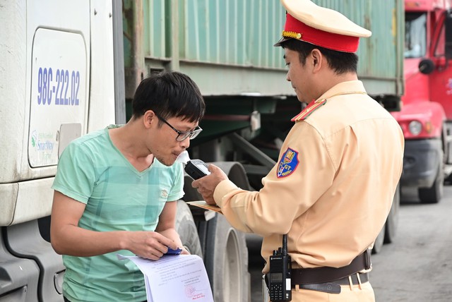 Hải Phòng xử phạt hơn 200 người vi phạm nồng độ cồn trong 1 tuần - Ảnh 1. Hải Phòng xử phạt hơn 200 người vi phạm nồng độ cồn trong 1 tuần - Ảnh 1.