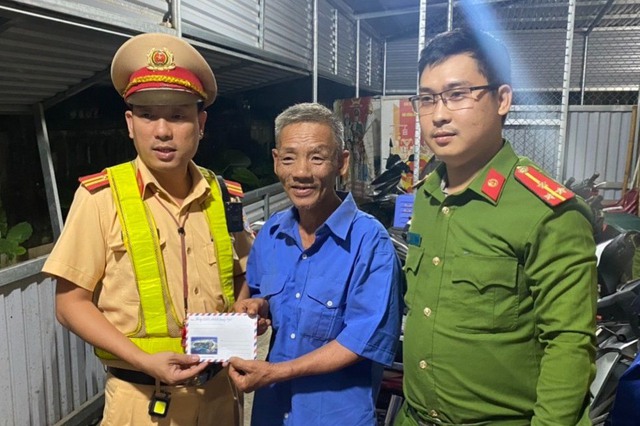 Hỗ trợ cụ ông bị xe khách bỏ rơi giữa đường ở Quảng Ngãi - Ảnh 1. Hỗ trợ cụ ông bị xe khách bỏ rơi giữa đường ở Quảng Ngãi - Ảnh 1.