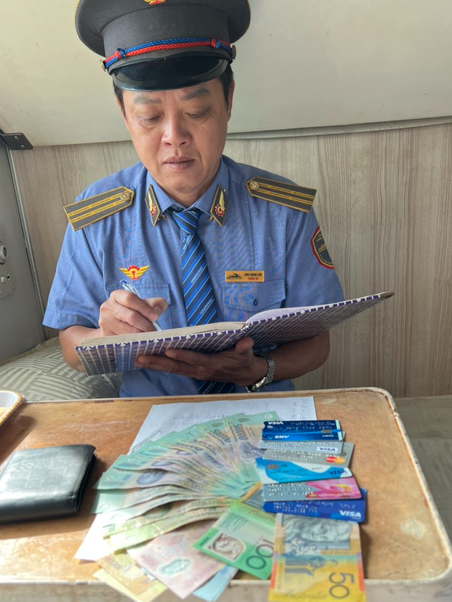 Tiếp viên đường sắt liên tiếp trả lại tài sản cho hành khách đi tàu - Ảnh 1.