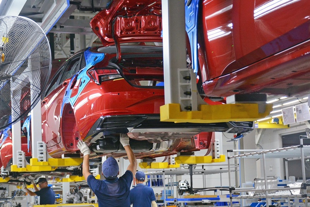 Các doanh nghiệp sản xuất, lắp ráp ô tô trong nước sẽ được "gánh đớ" chi phí nhờ chính sách giảm 50% lệ phí trước bạ để vượt qua giai đoạn khó khăn. Các doanh nghiệp sản xuất, lắp ráp ô tô trong nước sẽ được "gánh đớ" chi phí nhờ chính sách giảm lệ phí trước bạ để vượt qua giai đoạn khó khăn.