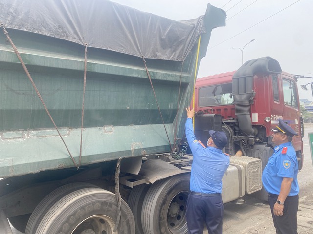 Đồng Nai tăng cường kiểm tra, xử phạt xe quá khổ, quá tải - Ảnh 1.