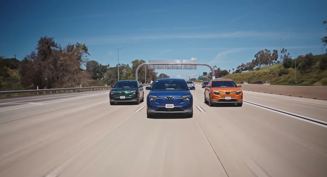 Nữ KOL nổi tiếng người Mỹ đánh giá VF 8 sang trọng, an toàn và dễ lái  - Ảnh 1.