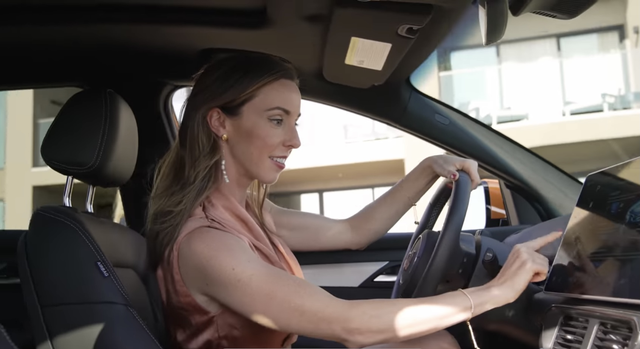 Nữ KOL nổi tiếng người Mỹ đánh giá VF 8 sang trọng, an toàn và dễ lái  - Ảnh 2.