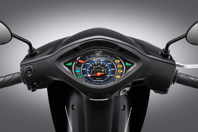 Mặt đồng hồ cơ thiết kế bắt mắt.