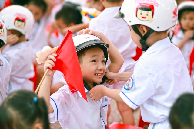 Honda Việt Nam triển khai chương trình Trao tặng mũ bảo hiểm cho học sinh.